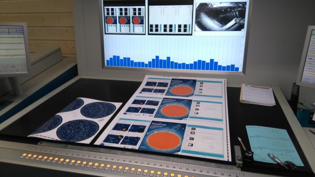 Photo montrant le pupitre de travail de l'imprimeur Escourbiac avec les premières feuilles imprimées de la carte Stelvision 365 pour contrôle.
