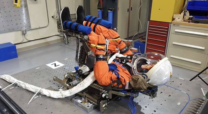 Mannequin en combinaison orange  qui sera installé dans le fauteuil du commandant de bord de la mission Artemis 1.