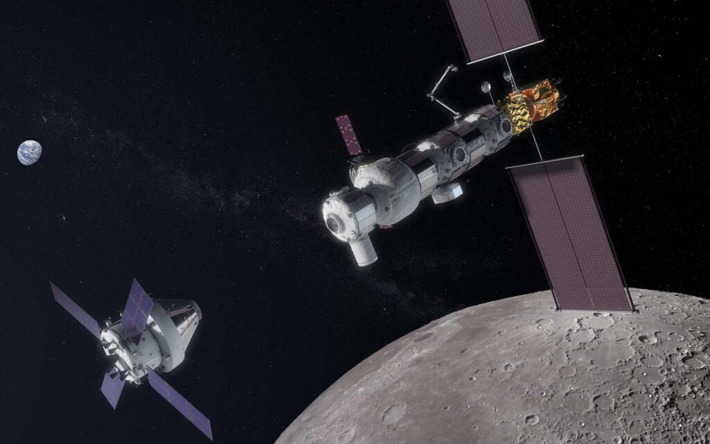 Devant la Lune, on voit à gauche le futur vaisseau Orion qui transportera les astronautes de la Terre vers l'environnement lunaire, et à droite la station orbitale lunaire LOP-G sur laquelle le vaisseau va s'amarrer. 
