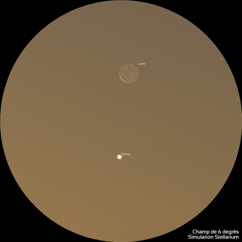 Illustration montrant le croissant de Lune haut et Vénus en bas, tels que vus dans un champ de jumelles 10x50. Le ciel n'est plus noir, c'est l'aube.