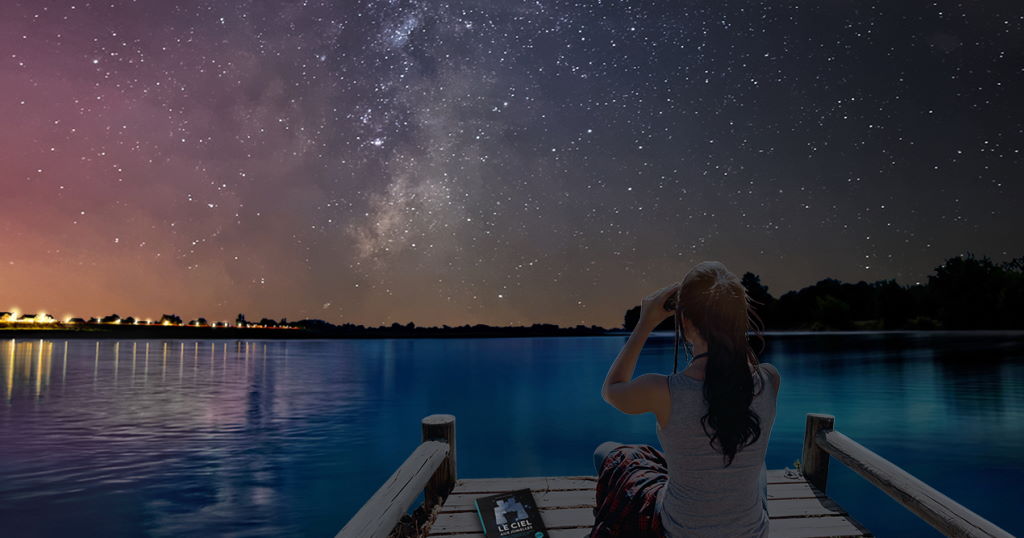 image d'une observatrice observant le ciel aux jumelles au bord d'un lac