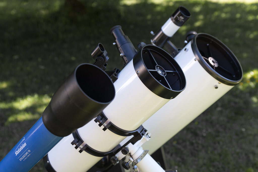 photo de 3 instruments d'astronomie : une lunette et deux télescopes de la gamme Stelescope de Stelvision