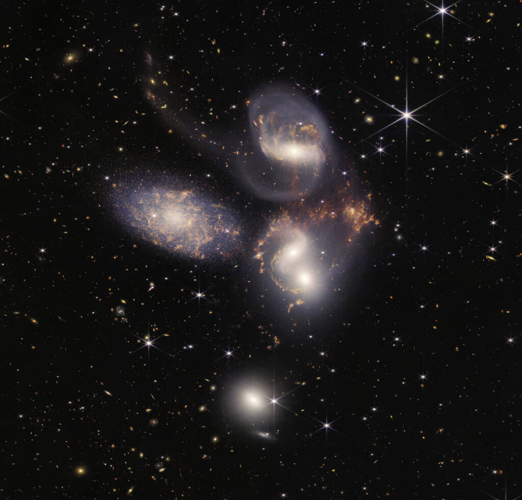 On voit les cinq galaxies en interaction du Quintet de Stephan.