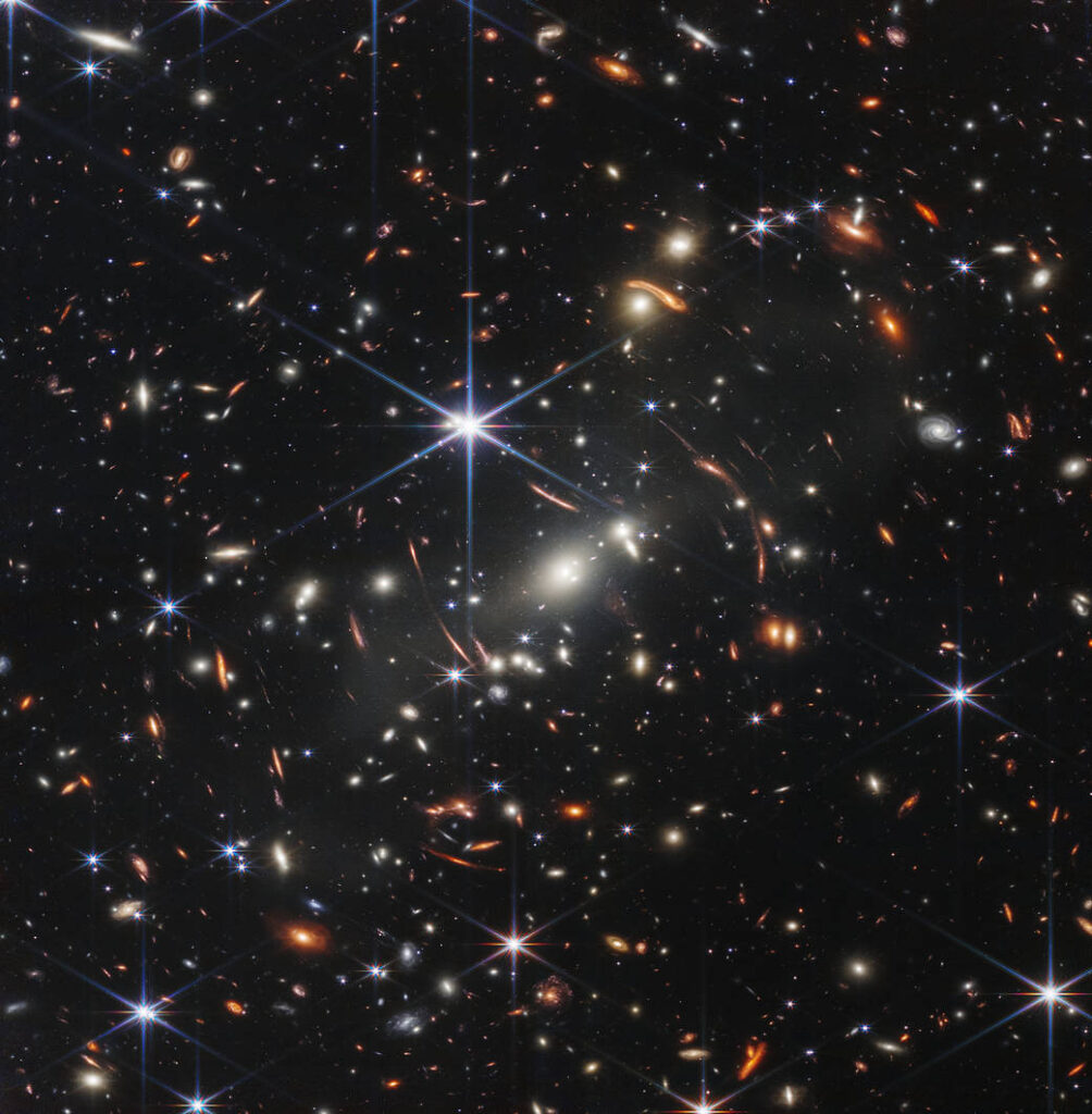 Sur fond noir, des dizaines et des dizaines de galaxies.