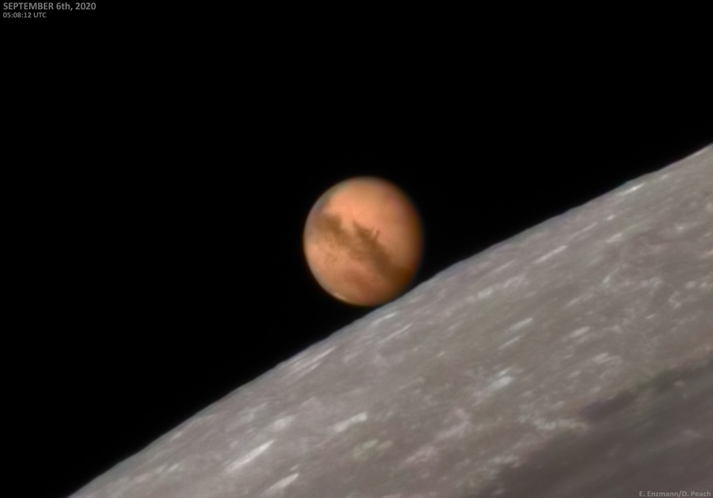 Photographie montrant la planète Mars sur le point d'être occultée par la Lune en gros plan : la planète rouge est gibbeuse et tangente le bord de la Lune.