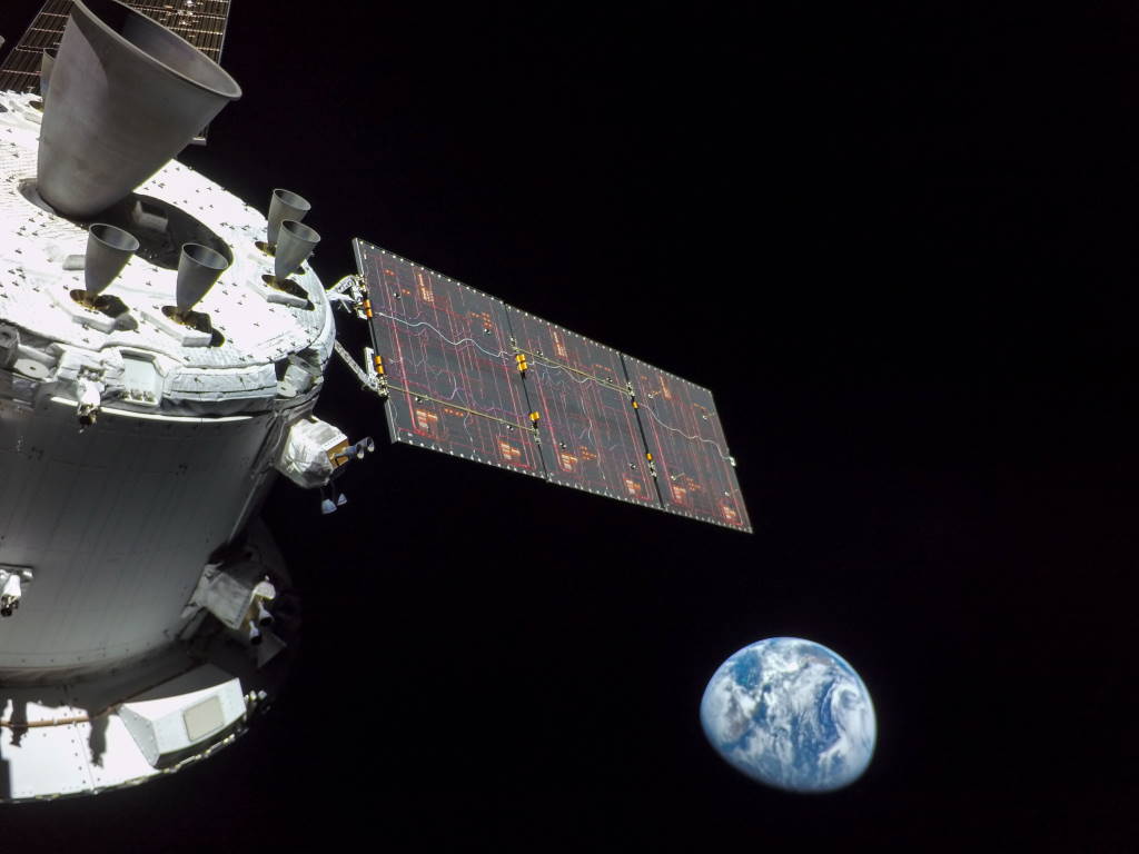 photo montrant le vaisseau Orion et la Terre au loin