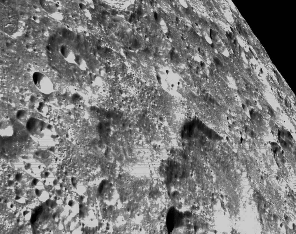 Cratères lunaires vus lors de la mission Artemis I