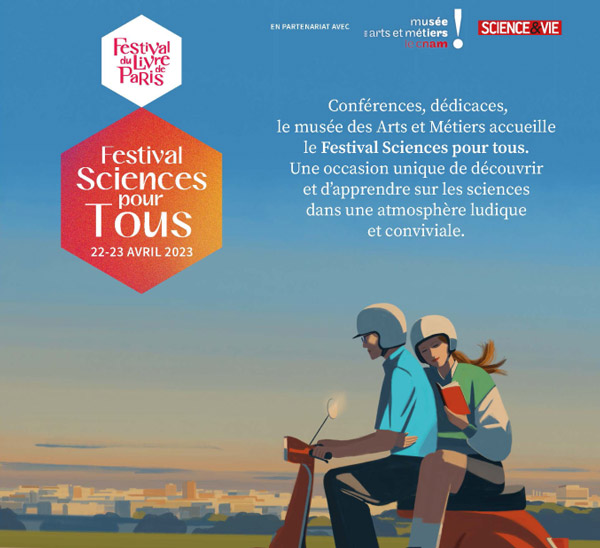 L'affiche présente en haut des textes avec toutes les informations pratiques au sujet du festival. En arrière plan, une illustration avec un grand ciel bleu et un couple qui roule à Scooter, avec à l'horizon la ville.