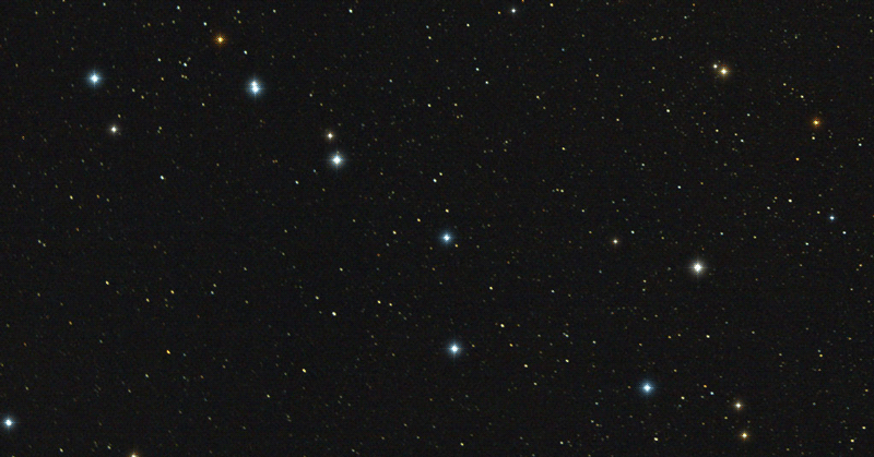 Image animée montrant les principales étoiles de la Grande Ourse seules, puis la même image avec les traits de constellation en blanc qui forment la figure de la casserole.