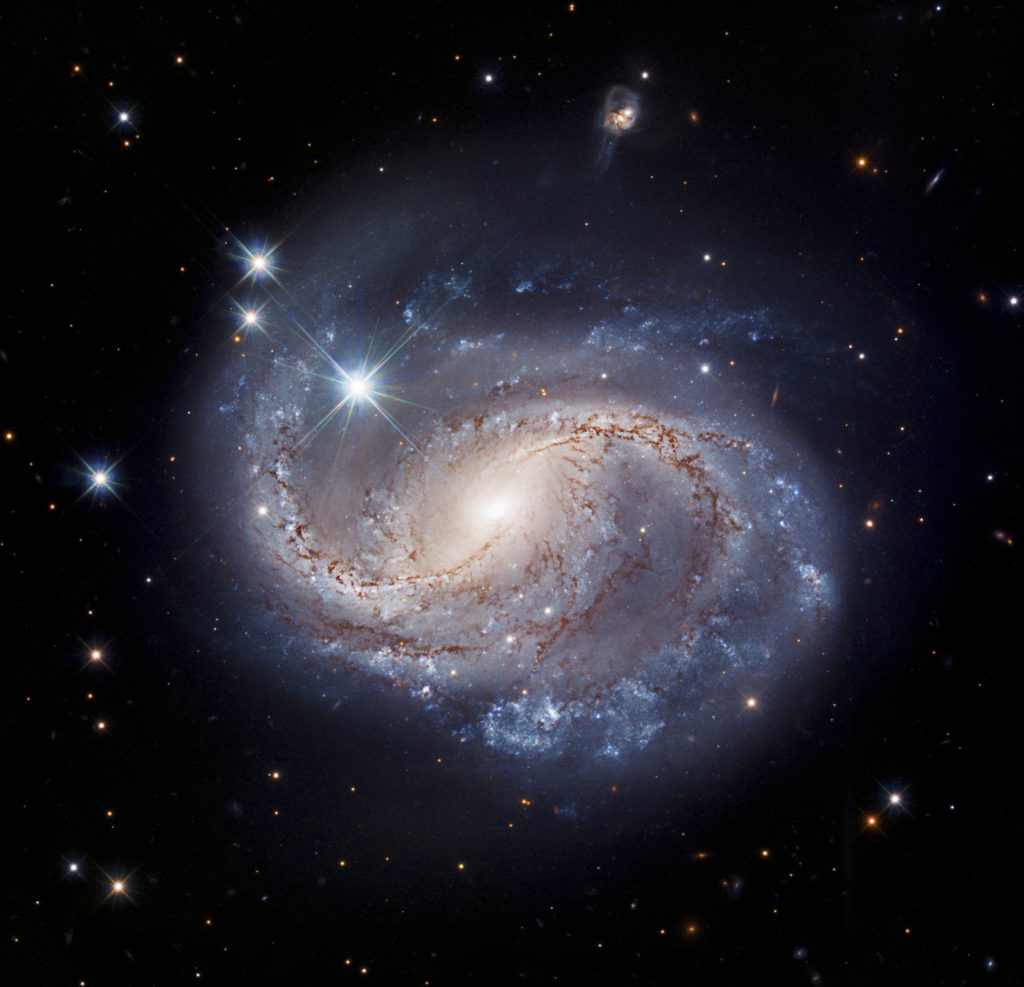 Une galaxie spirale barrée dont on distingue bien les différents bras (vue de face). 