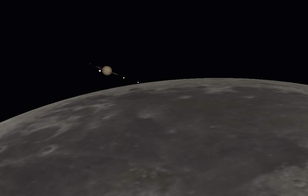 On voit une portion de lune, son bord éclairé, avec Saturne entourée de ses anneaux et de trois de ses satellites qui se trouve tout près du bord de la Lune. Le fond de ciel est noir.