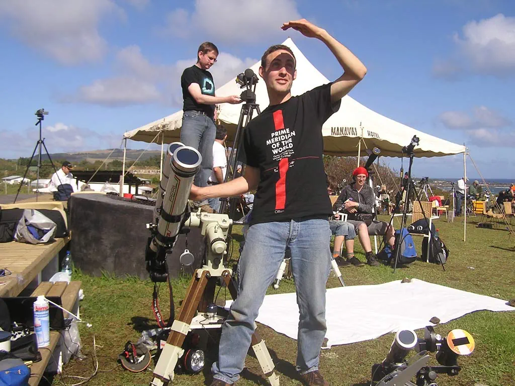 photo de Jean-Marc Lecleire à l'île de Pâques avec son matériel pour l'éclipse du 11 juillet 2010.