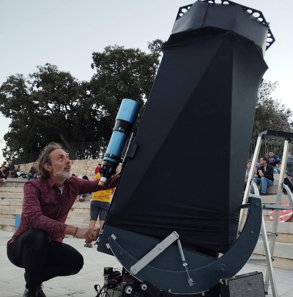 photo montrant Jean-Marc Lecleire réglant son télescope de 600 mm alors que le public arrive pour une soirée d'animation à Tourtour (Var). Crédit : Joseph Mordelet