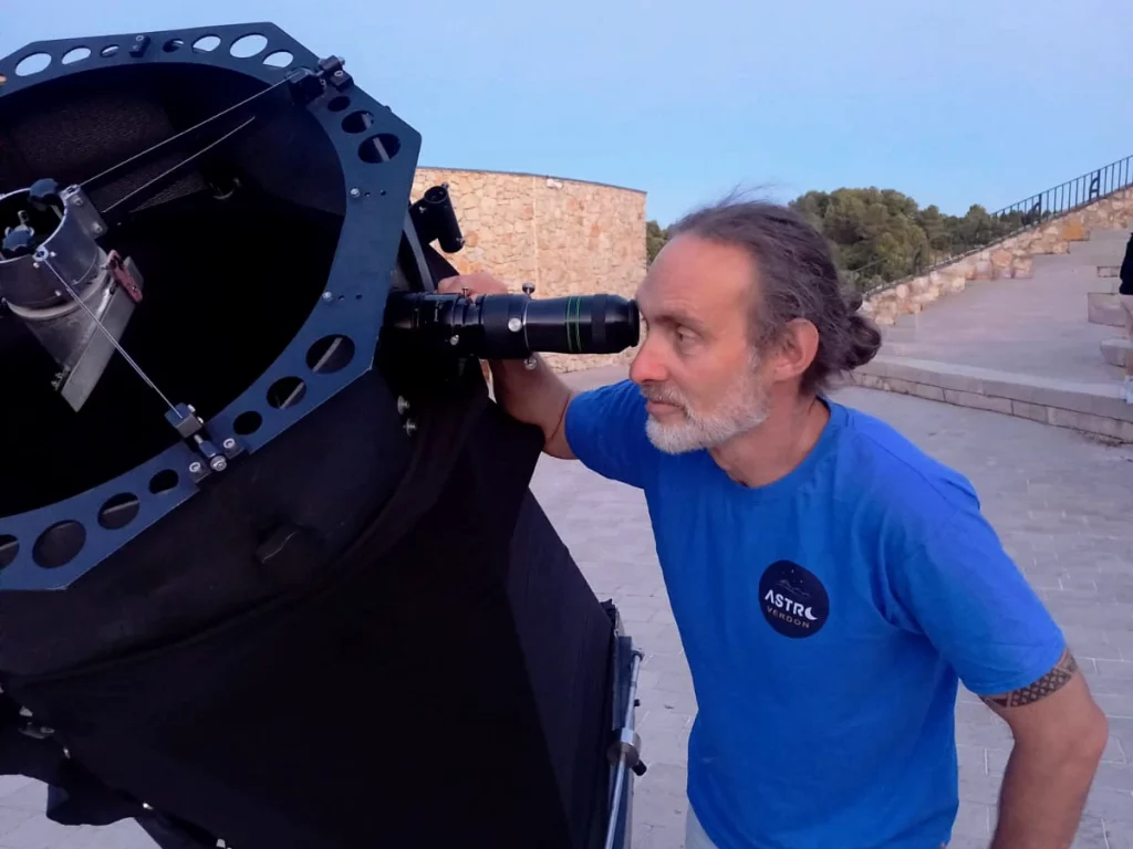 photo de Jean-Marc Lecleire, auteur du livre Les Soleils noirs de 2026 et 2027, observant au télescope.