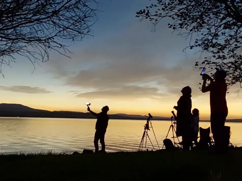 photo d'observateurs au bord du lac Dardanelle, Arkansas (États-Unis), lors de l'éclipse du 8 avril 2024. Photo : Jean-Marc Lecleire