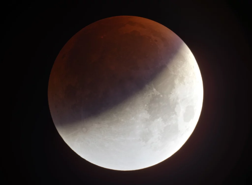 photo de la Lune partiellement éclipsée