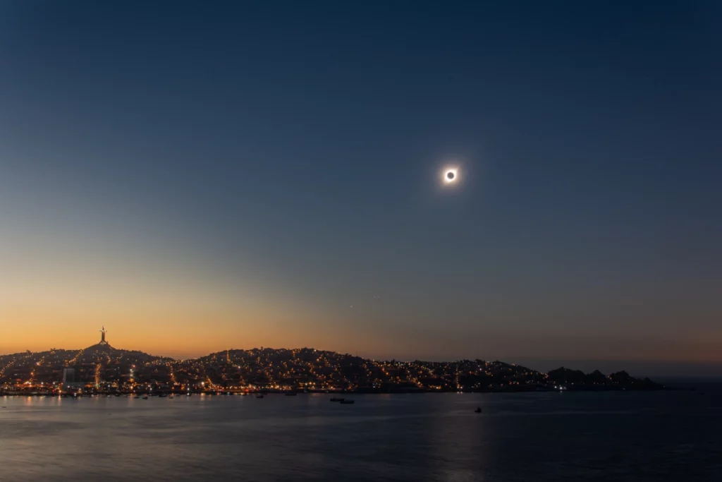 Photo de l'éclipse totale de Soleil du 2 juillet 2019 à Coquimbo, au Chili, par Gwenaël Blanck (extraite du livre Les Soleils noirs de 2026 et 2027, de Jean-Marc Lecleire, éd. Stelvision).
