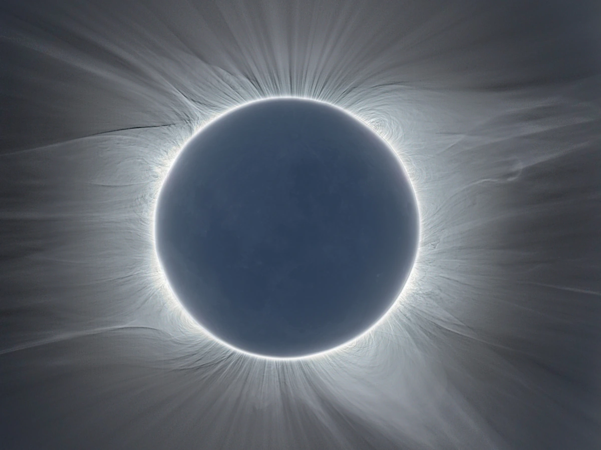 Photographie HDR de la couronne solaire réalisée le 11 juillet 2010 à l'île de Pâques. Photo : Jean-Marc Lecleire.