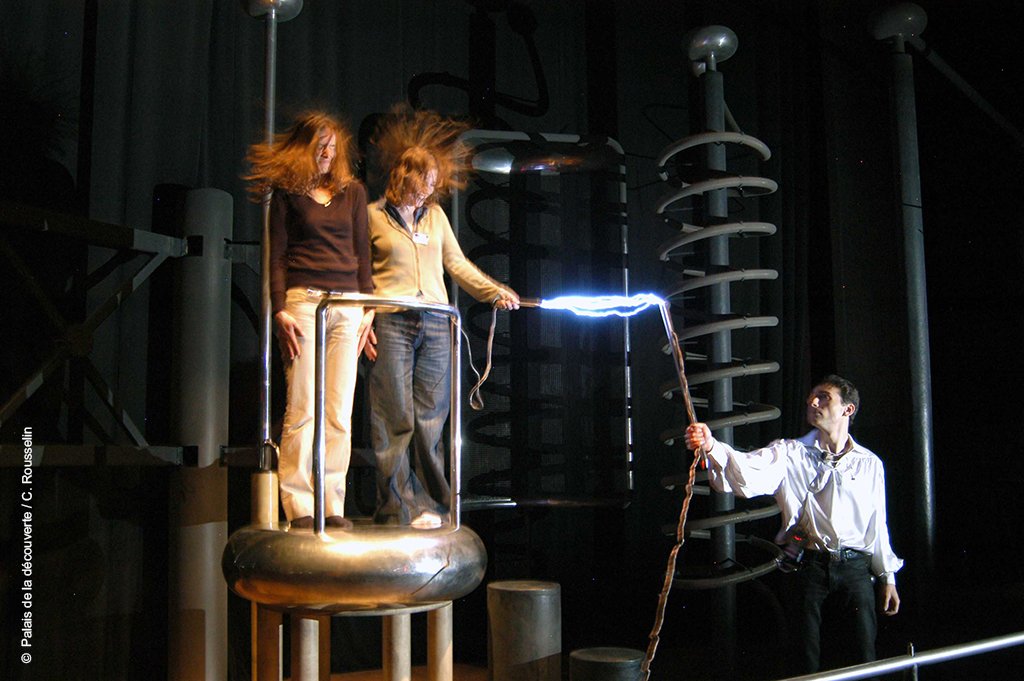 Photo d'une expérience dans la salle d'électrostatique du Palais de la découverte. Photo : Palais de la découverte / C. Rousselin.