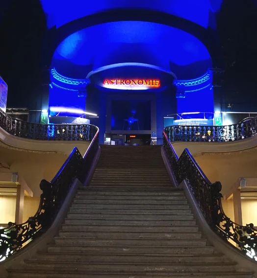 Photo de l'entrée du planétarium du Palais de la Découverte. Crédit : Camille Ludot & Margaux Abatecola / Paris sur un fil.