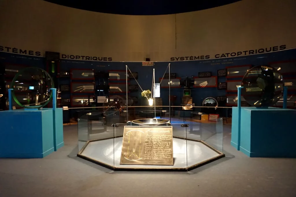 La salle d'optique du Palais de la découverte. Crédit : Camille Ludot & Margaux Abatecola / Paris sur un fil.