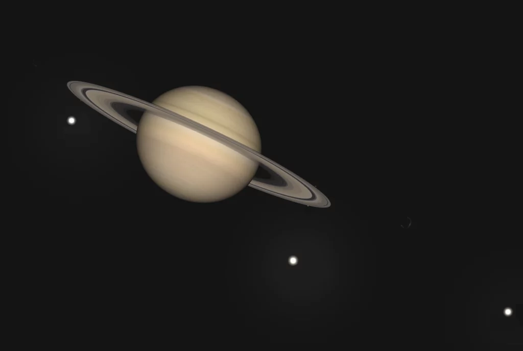 Saturne tel qu'elle apparaîtra dans la nuit du 4 au 5 octobre 2026, accompagnée de plusieurs de ses satellites (Téthys, Rhéa, Dioné, de gauche à droite). Simulation Stellarium.