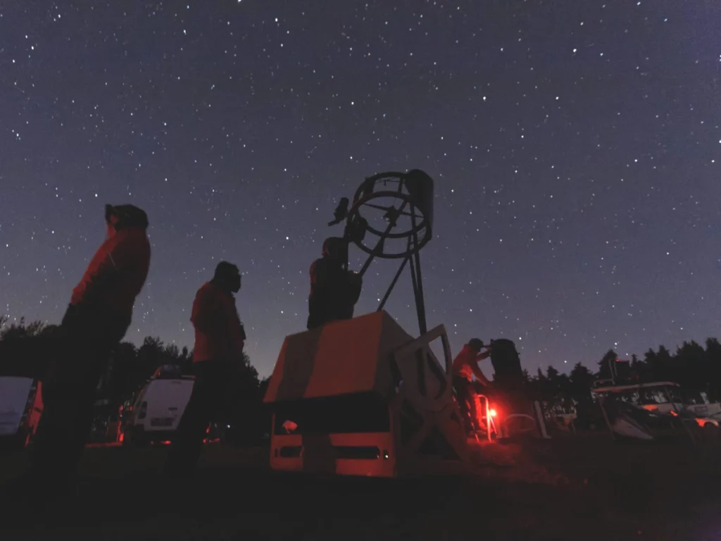 photo de passionnés d'astronomie en train d'observer pendant une star party.