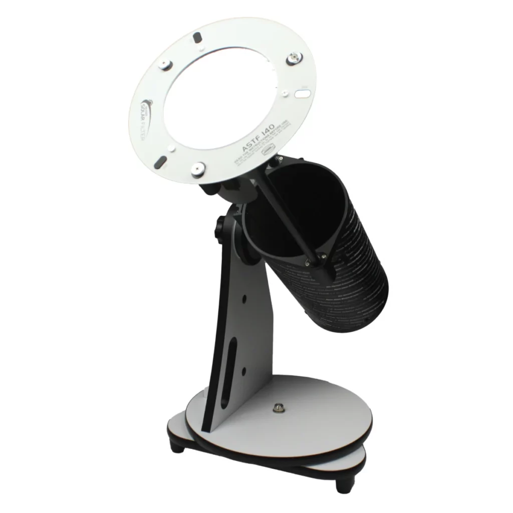 photo montrant le filtre Baader Planetarium ASTF 140 avec le télescope Dobson 130 FlexTube Heritage. Crédit : Stelvision.
