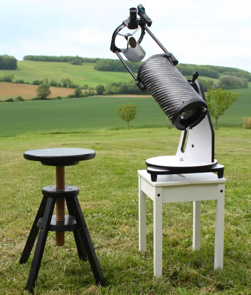 photo montrant un télescope de type Dobson de table posé sur un tabouret, pour observation confortable en position assise. Photo : Stelvision.