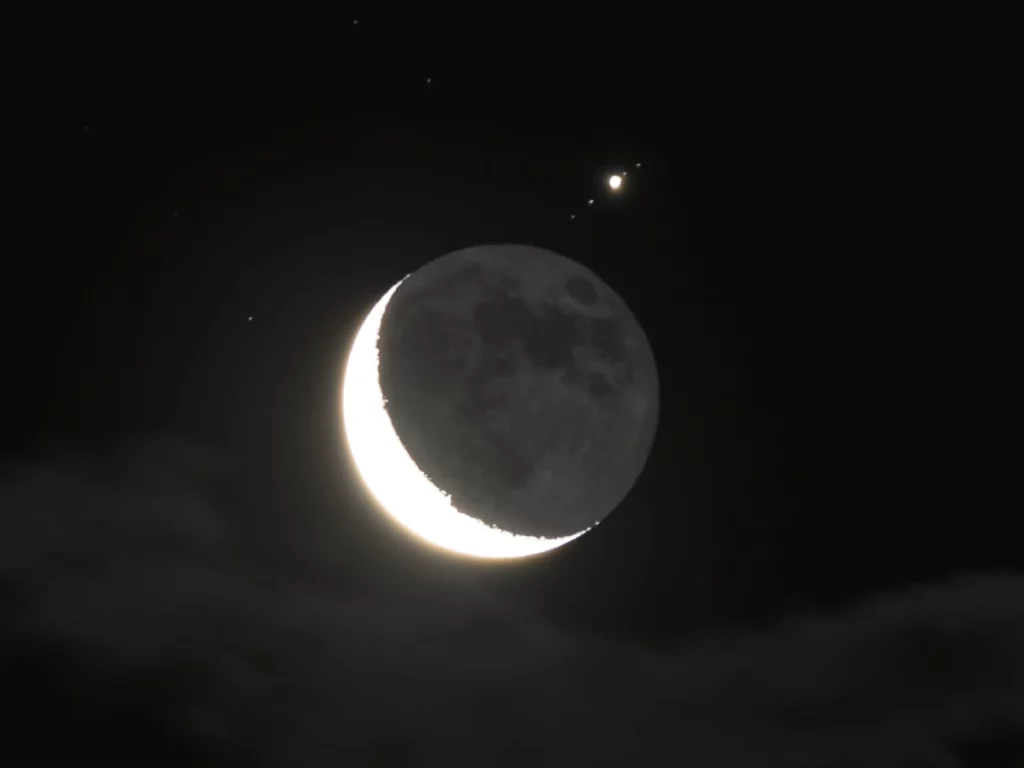 Photo prise lors d’un passage de la Lune devant Jupiter, où les quatre satellites galiléens sont visibles sous forme de quatre petits points. Photo : Cyril Sanchez.