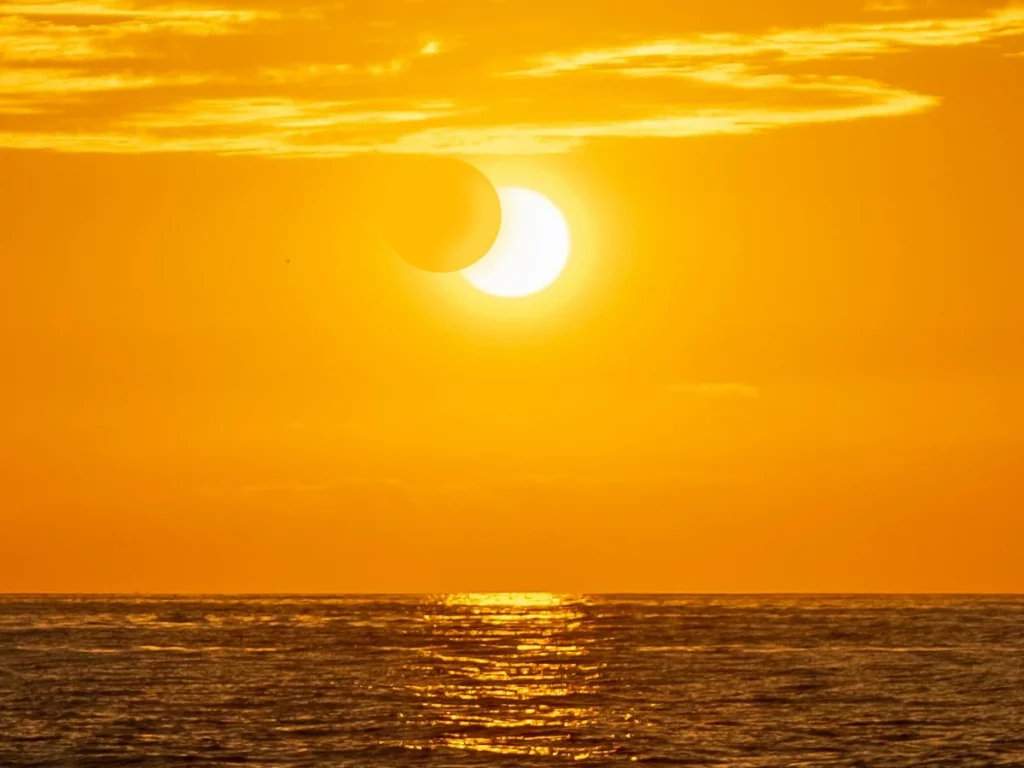Simulation de l'éclipse du 12 août 2026 vue à Saint-Jean de Luz (64) à 21h02m. Crédit : B. d'Armagnac avec logiciel Stellarium et fond photographique Arusfly/Unsplash.