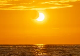 Simulation de l'éclipse du 12 août 2026 vue à Biarritz (64) à 21h02m. Crédit : B. d'Armagnac avec logiciel Stellarium et fond photographique Arusfly/Unsplash.