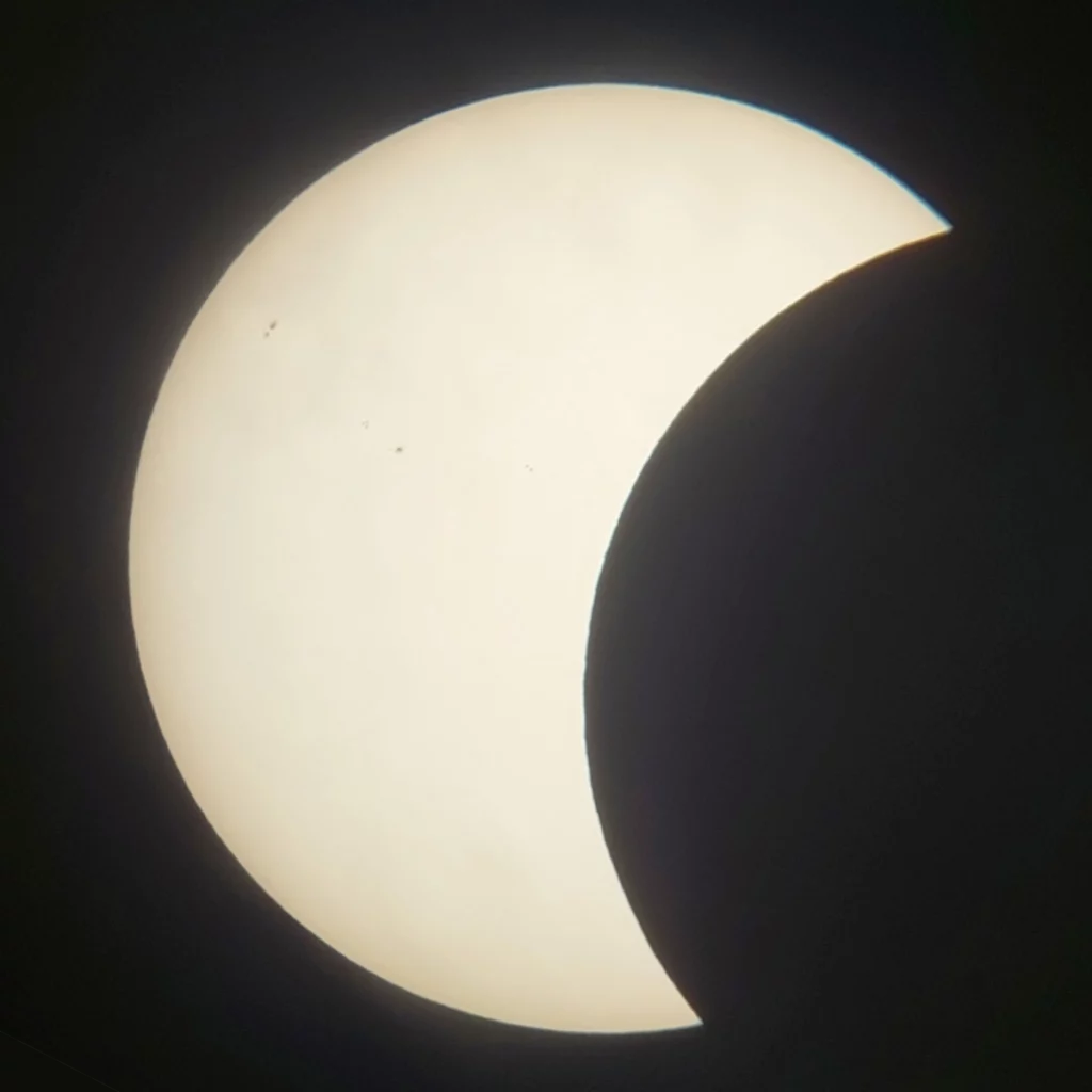 Photo de la phase partielle de l'éclipse du 12 août 2026 vue dans un petit télescope. Crédit : B. d'Armagnac.