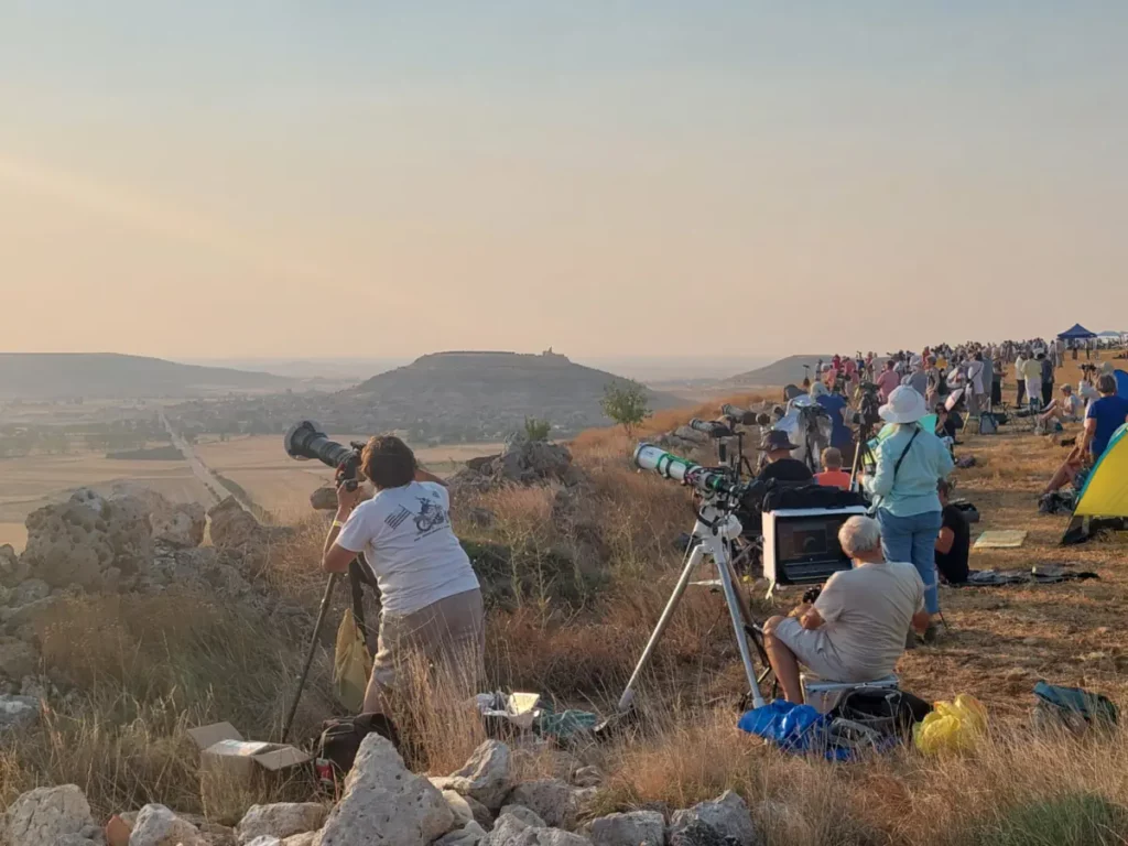 photo du groupe d'observateurs de l'Association Française d'Astronomie (AFA), pendant l'éclipse du 12 août 2026 près de Burgos (Espagne).