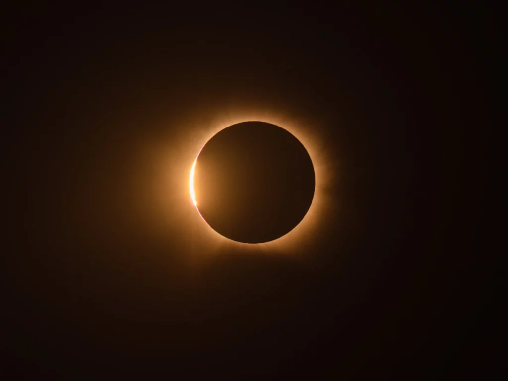 photo de l'éclipse totale de Soleil du 12 août 2026 montrant le diamant en début de totalité.