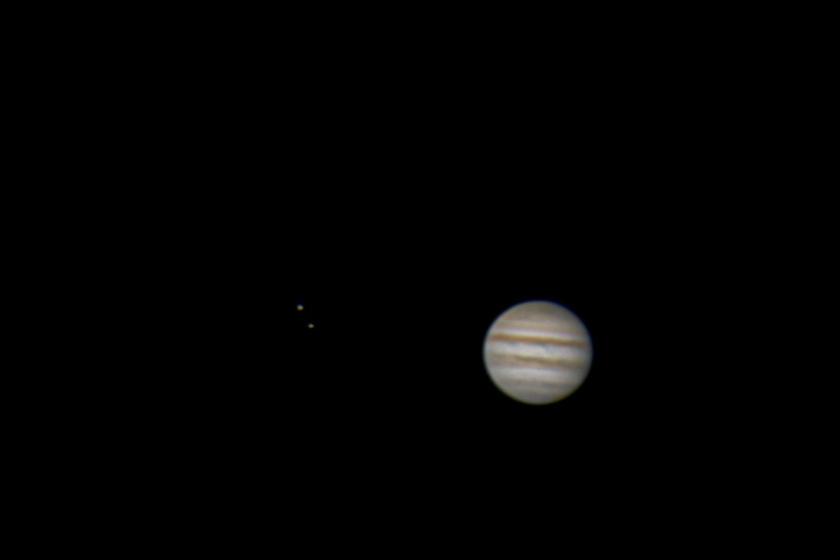 Jupiter et deux satellites