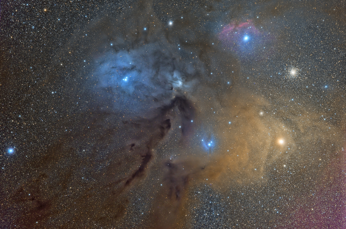 Antarès avec l'amas globulaire Messier 4 et les Nebulosités près de Rho Ophiucus