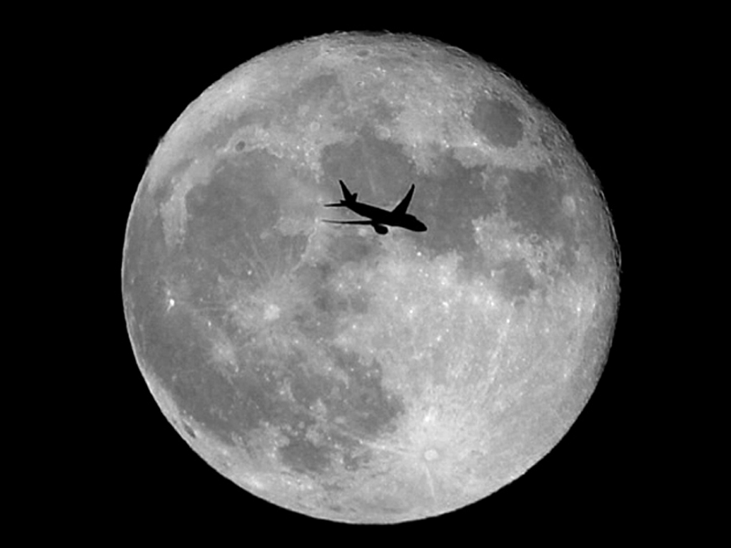 Quand un avion rencontre la pleine Lune ...