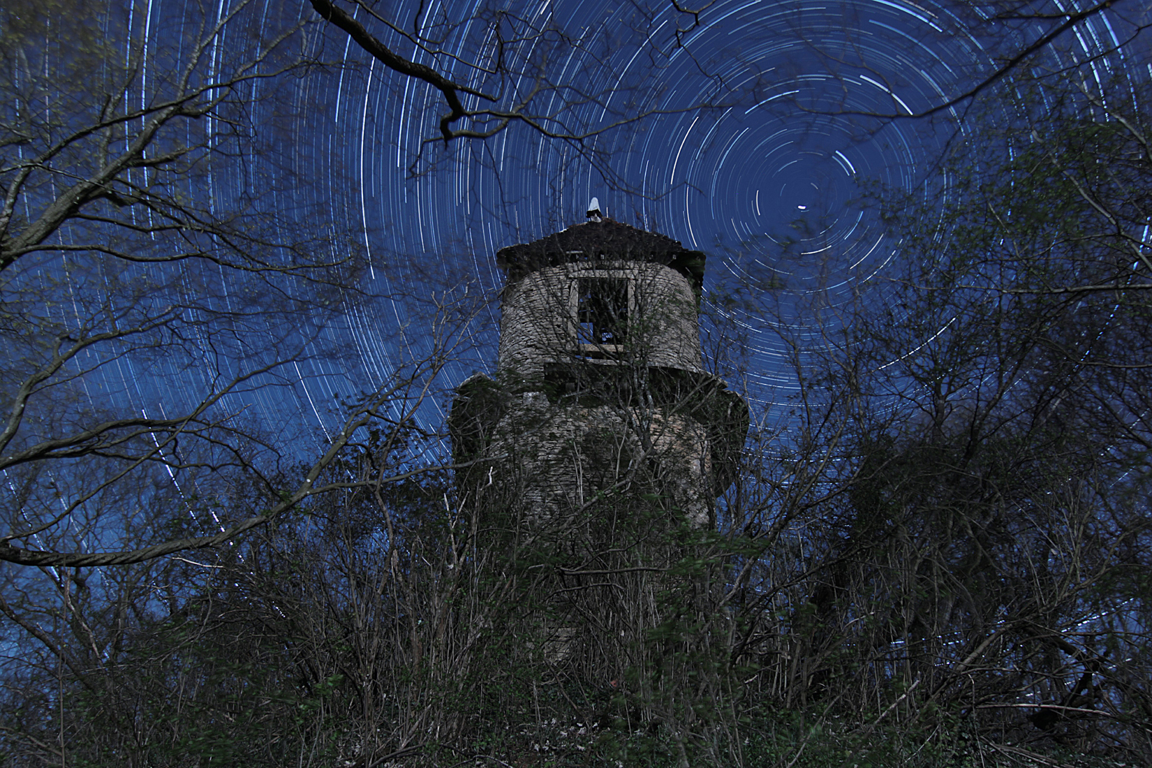 Circumpolaire. Les ruines de la Tour de Charbonnières (71) au clair de Lune.