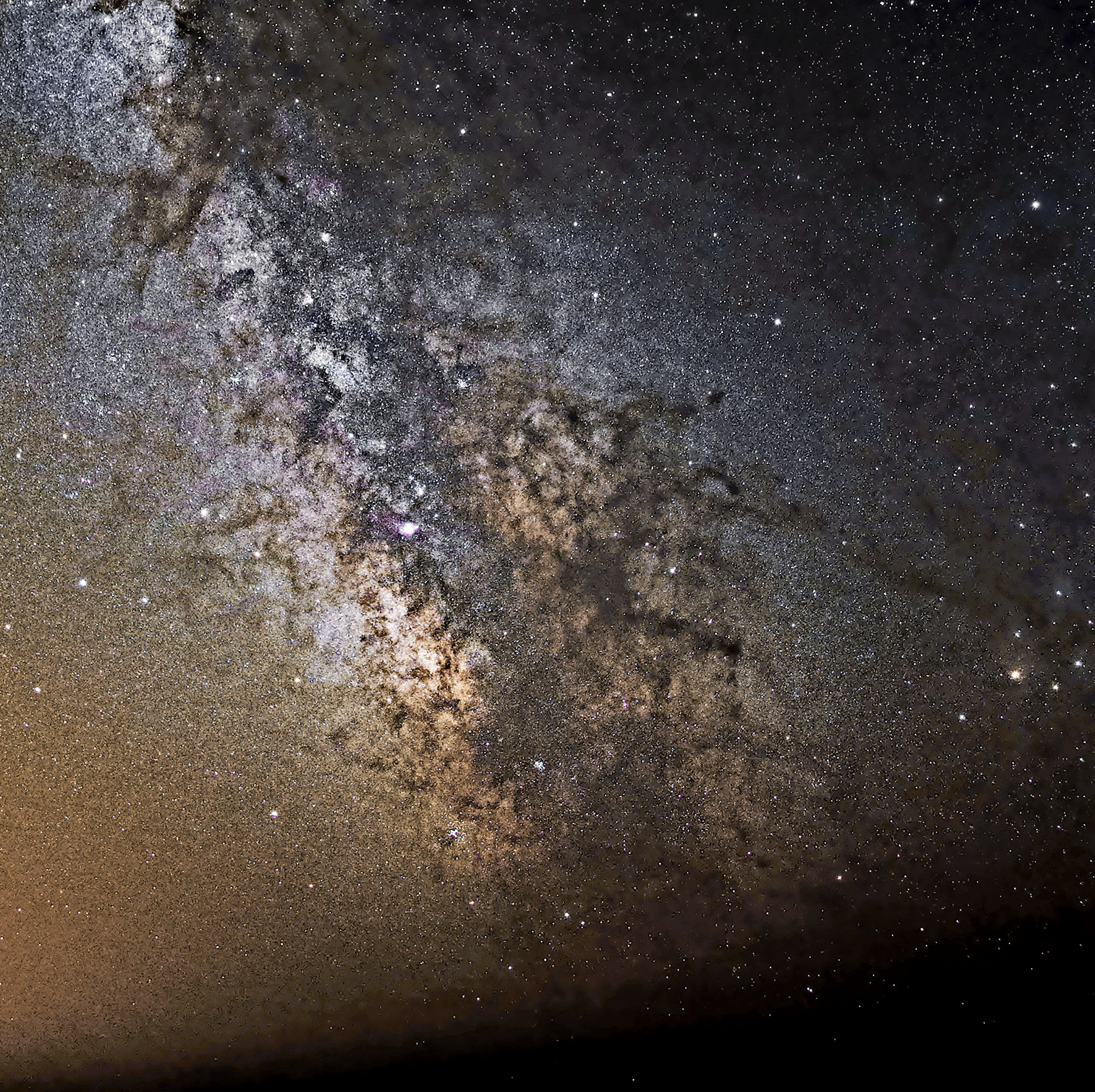 Nébuleuses poussières et étoiles au centre de notre galaxie