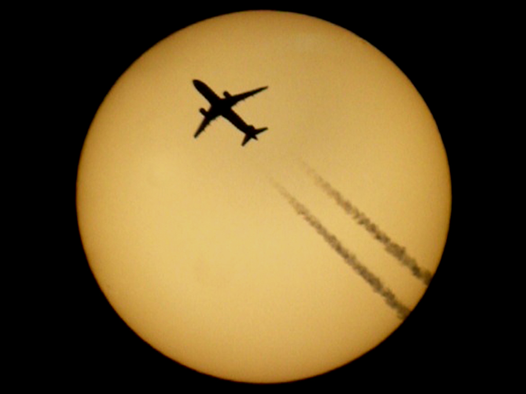 Un Avion traverse le disque Solaire - 28 juin 2015