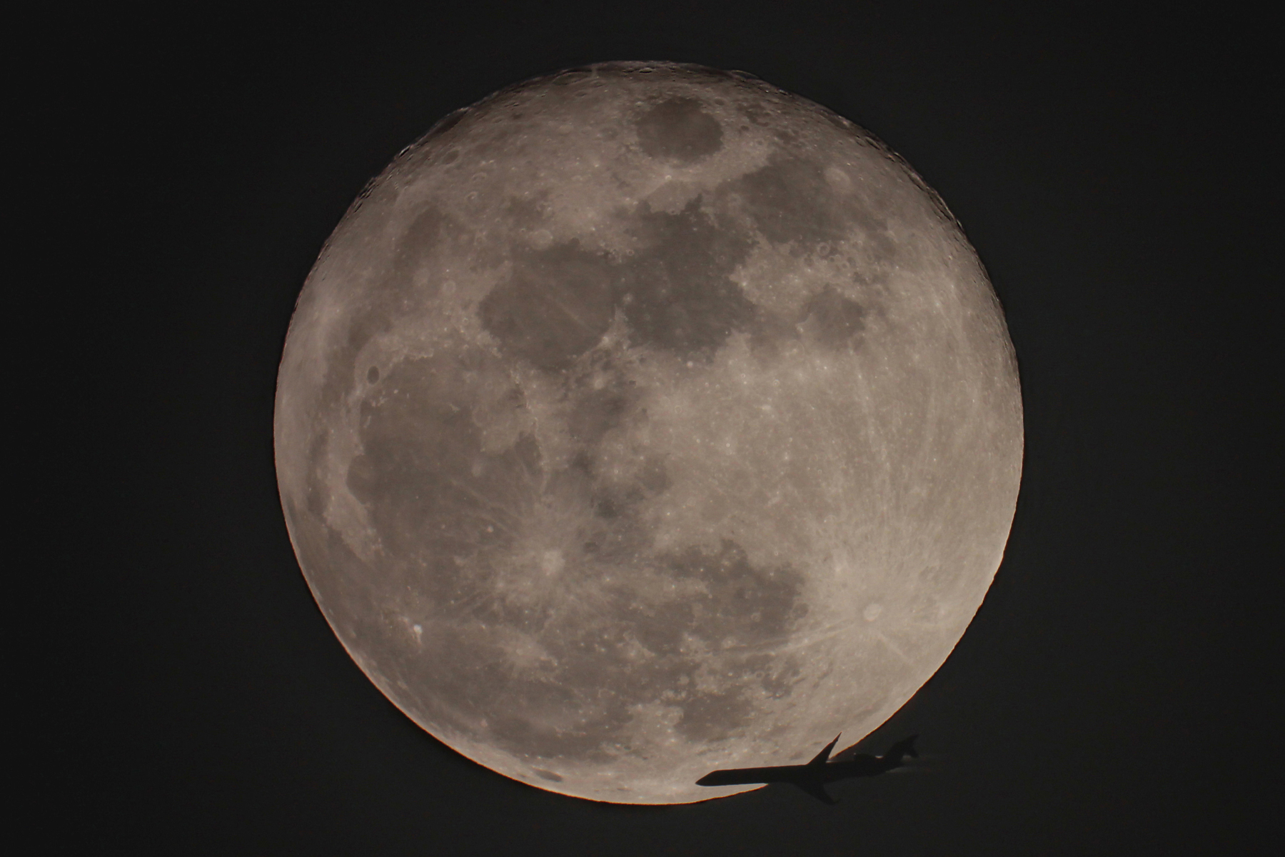La Lune et l'avion