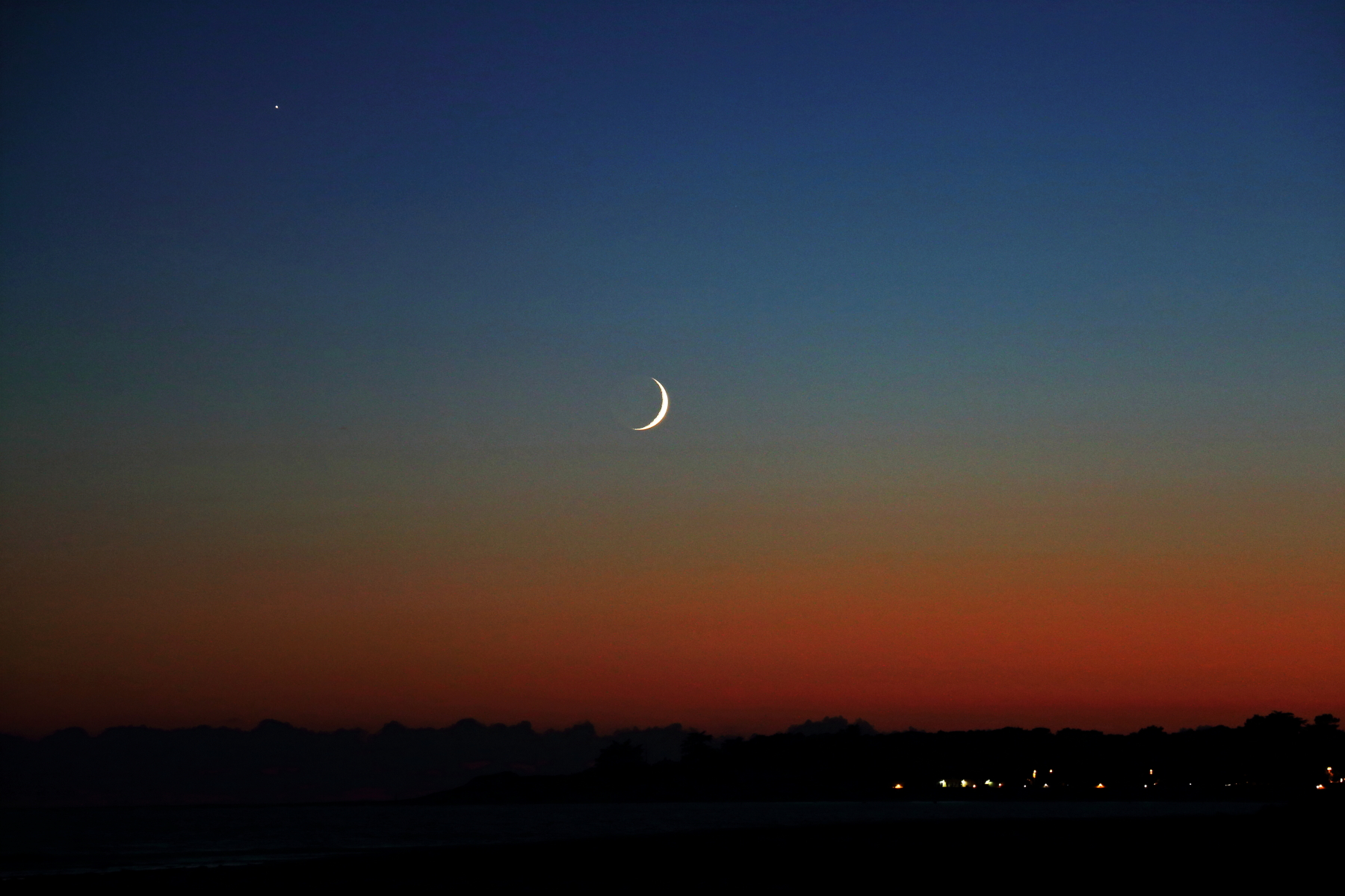 Jupiter et fin croissant de lune au crépuscule