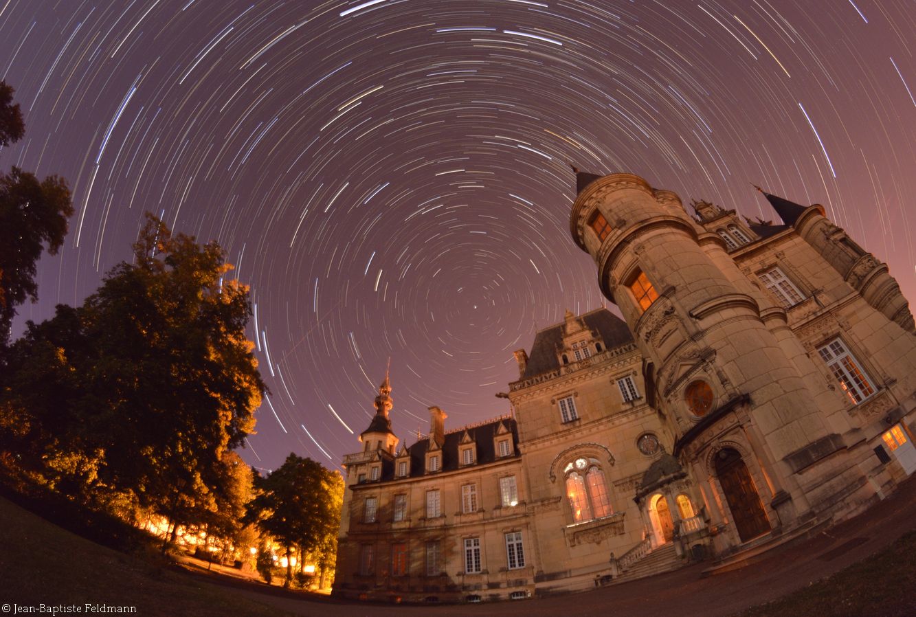 Rotation d'étoiles au-dessus du château de Brochon