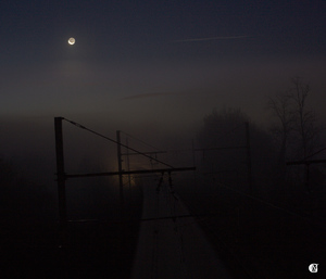 Train filant dans le brouillard vers dernier croissant.
