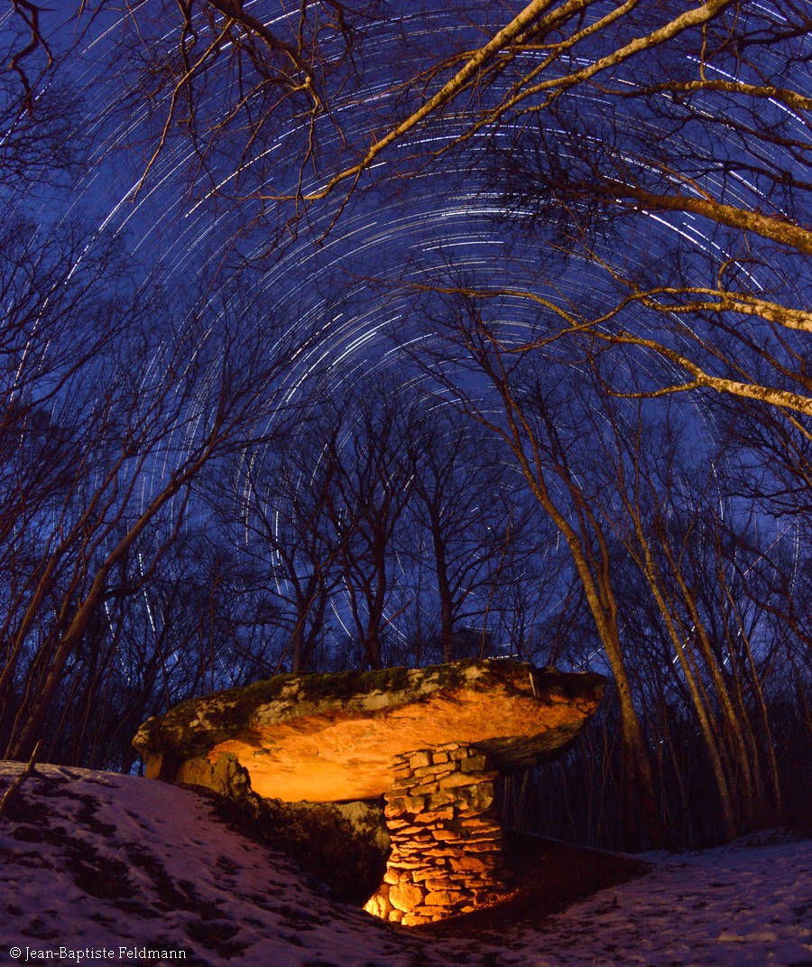 Le dolmen de Ternant sous les étoiles