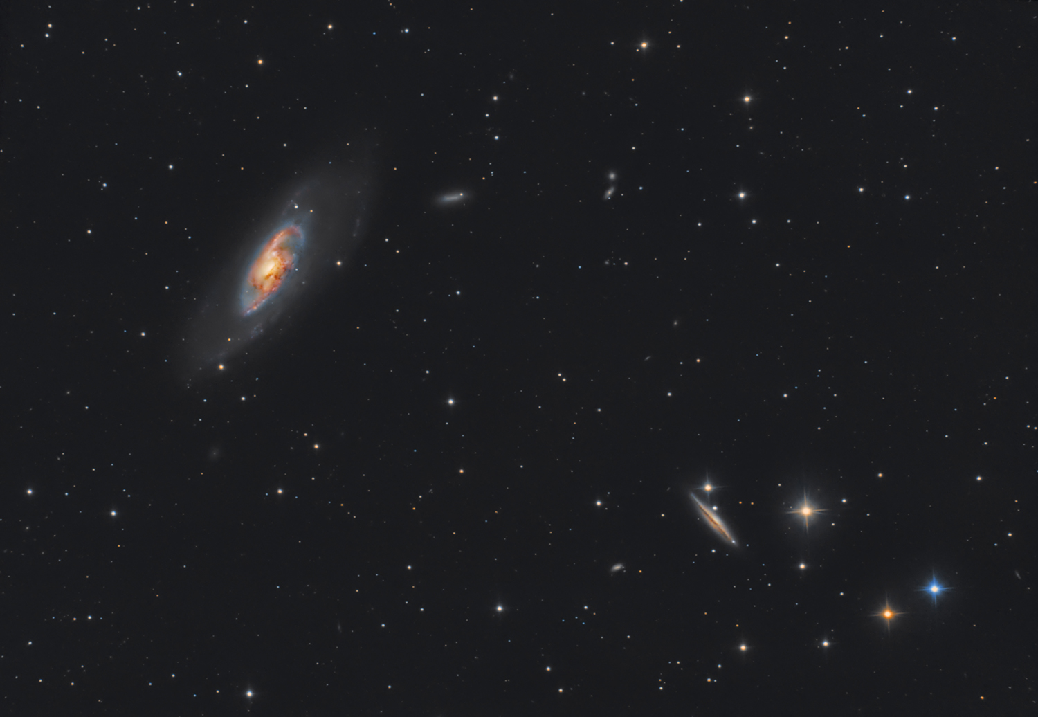Voici la galaxie M106 pour la plus grande, la galaxie NGC 4217  dans les chiens de chasses