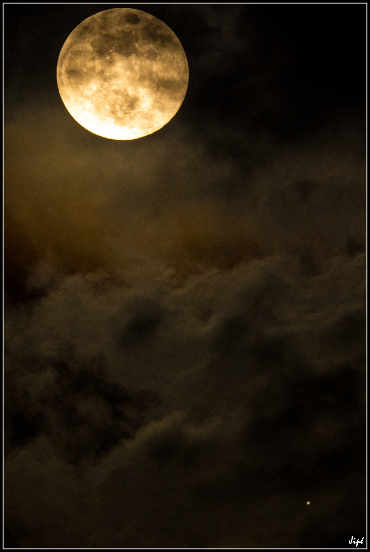 Conjonction Lune Jupiter à travers les nuages