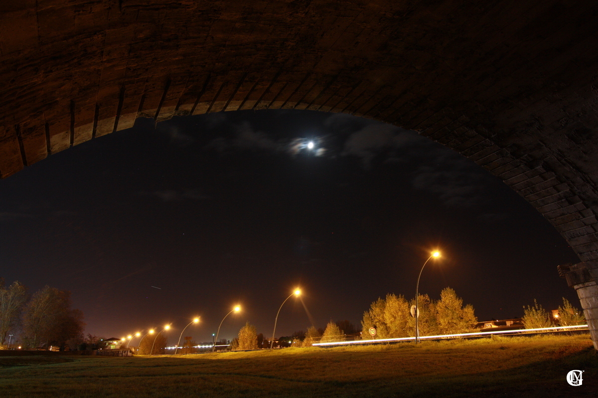 Quartier de Lune sous une arche du pont Canal d'Agen