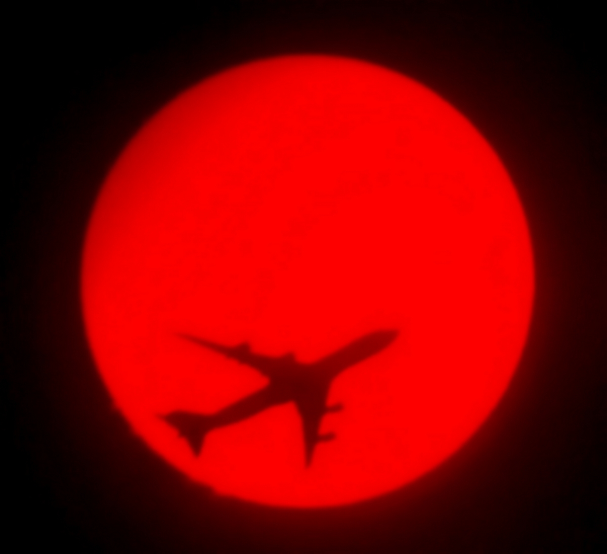 Passage avion devant le soleil